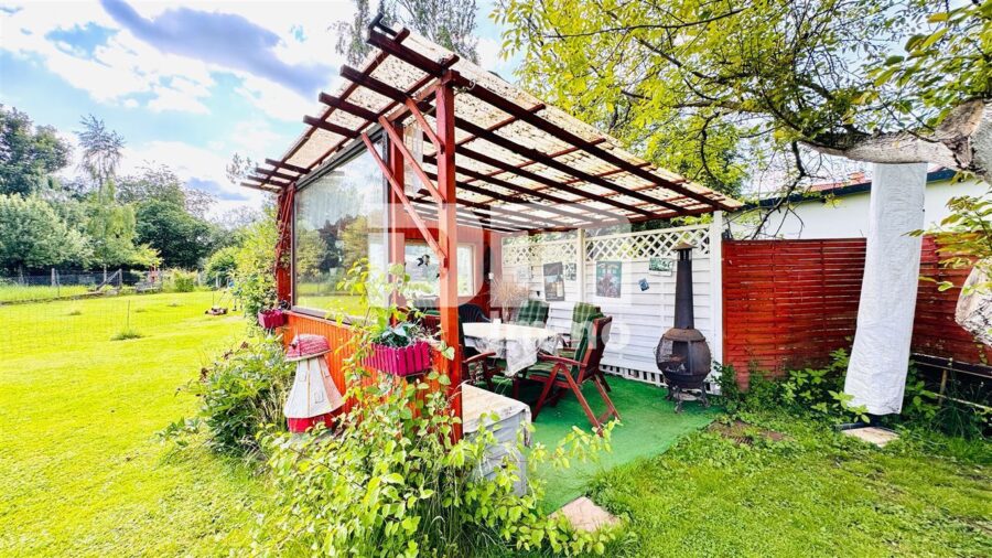 Teilsaniertes Einfamilienhaus mit Anbauten + Nebengebäude auf 1.600 m² Traumgartengrundstück - Gartenbereich Freisitz überdacht